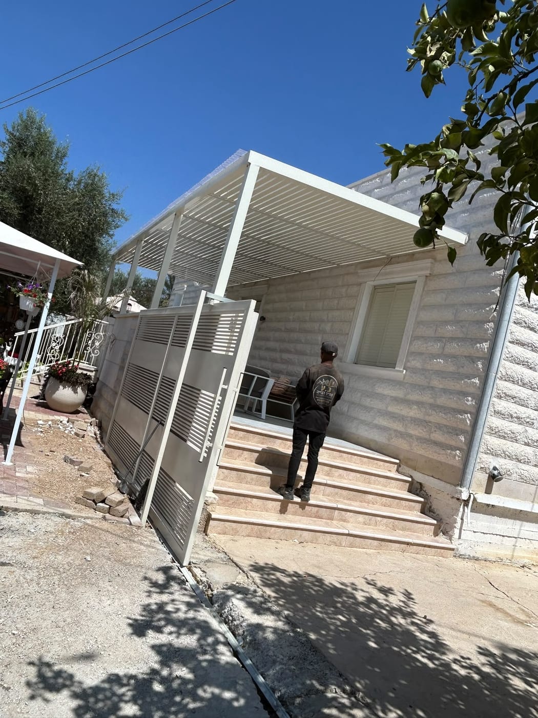 פרגולה וגדר בכניסה לבית