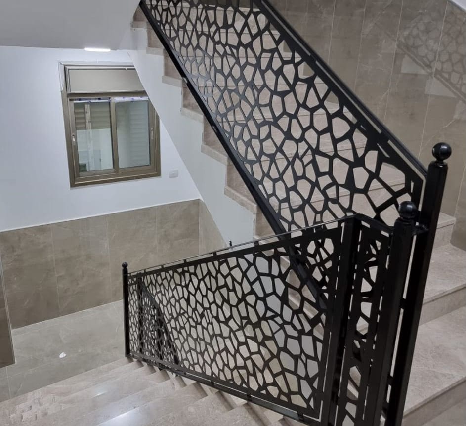 מעקה בחיתוך לייזר, בחדר מדרגות