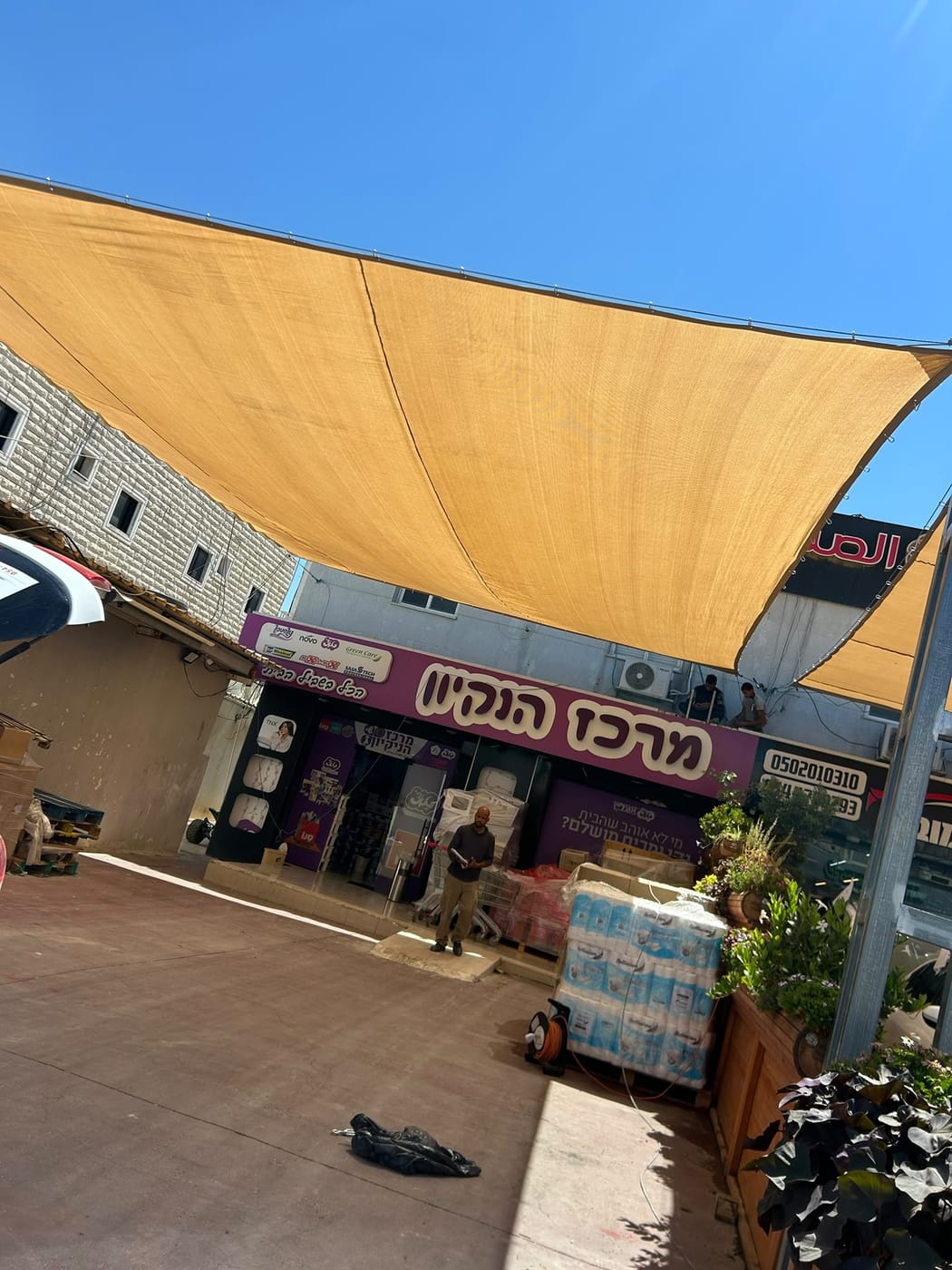 מפרש הצללה למרכז מסחרי